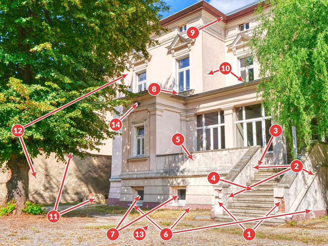 Gartenseite einer Gründerzeitvilla mit 14 nummerierten Pfeilen auf Mängel