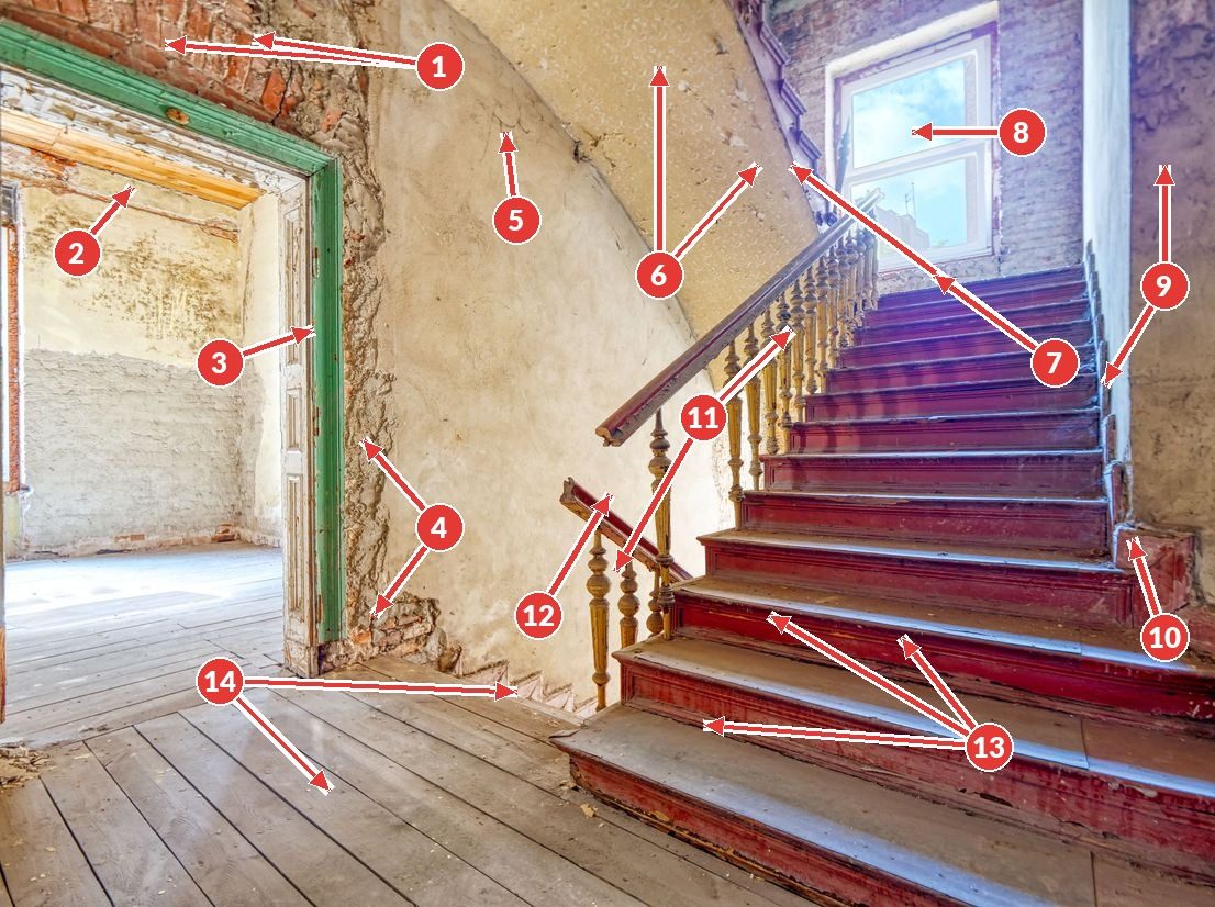 Treppenhaus einer Villa mit 14 nummerierten Pfeilen auf Putzschäden, Geländer, Stufen und Elektroinstallation