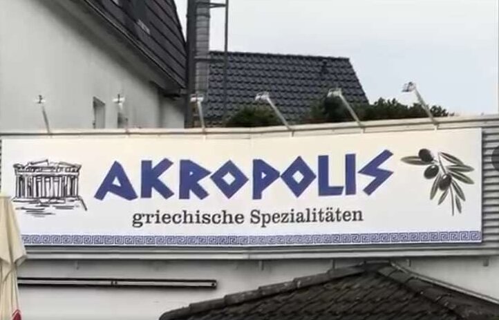 Schild des griechischen Restaurants Akropolis in der Passage