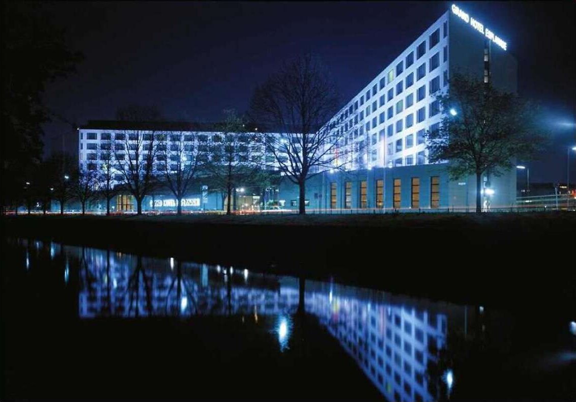 Grand Hotel Esplanade am Lützowufer in Berlin bei Nacht, gespiegelt im Landwehrkanal