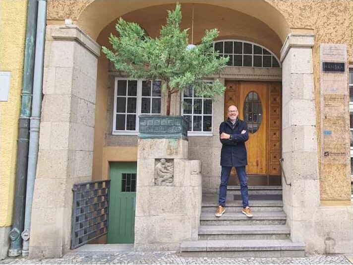 Wolfgang Kruse vor dem Eingang der Ingenieurgemeinschaft Prof. Dr.-Ing. Robert von Halász in der Berliner Mommsenstraße