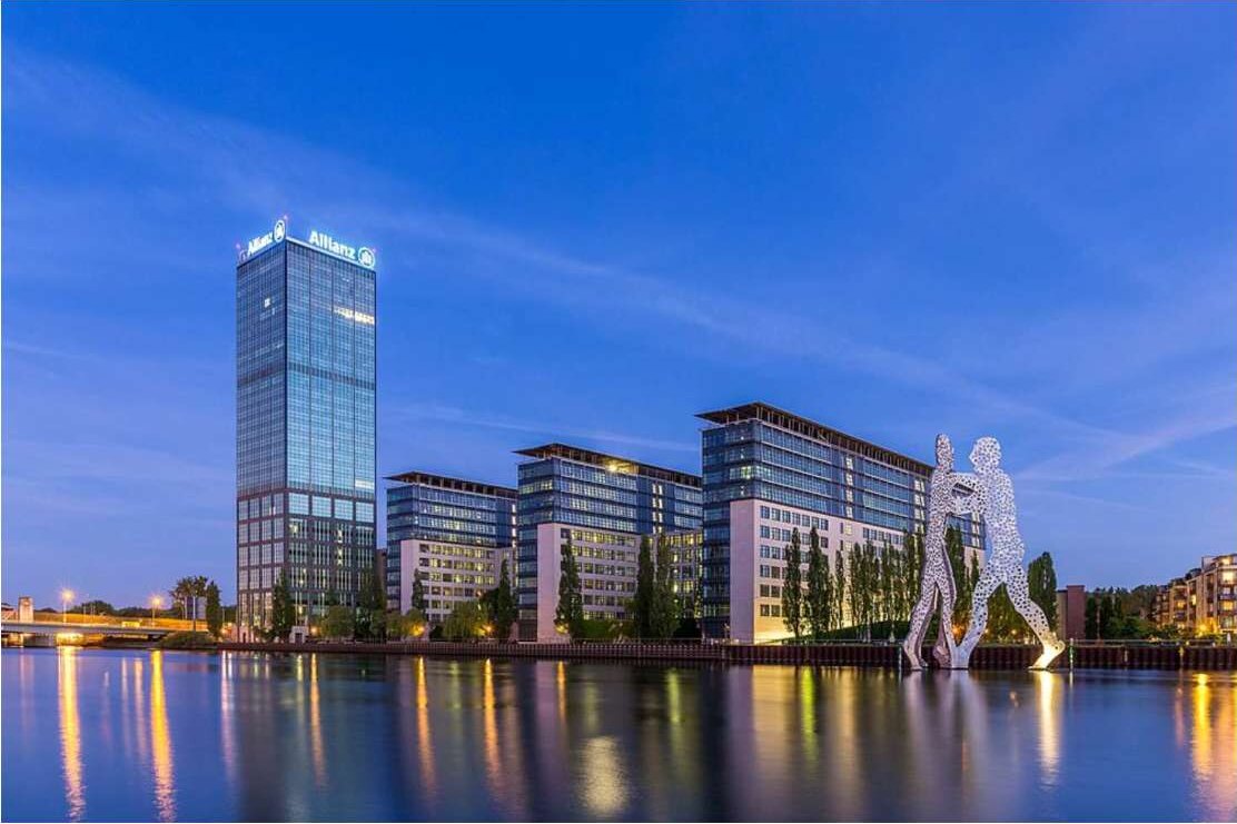 Die Treptowers an der Spree in Berlin