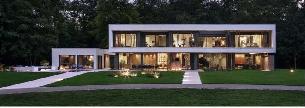 Modernes Typenhaus von WeberHaus in Abenddämmerung