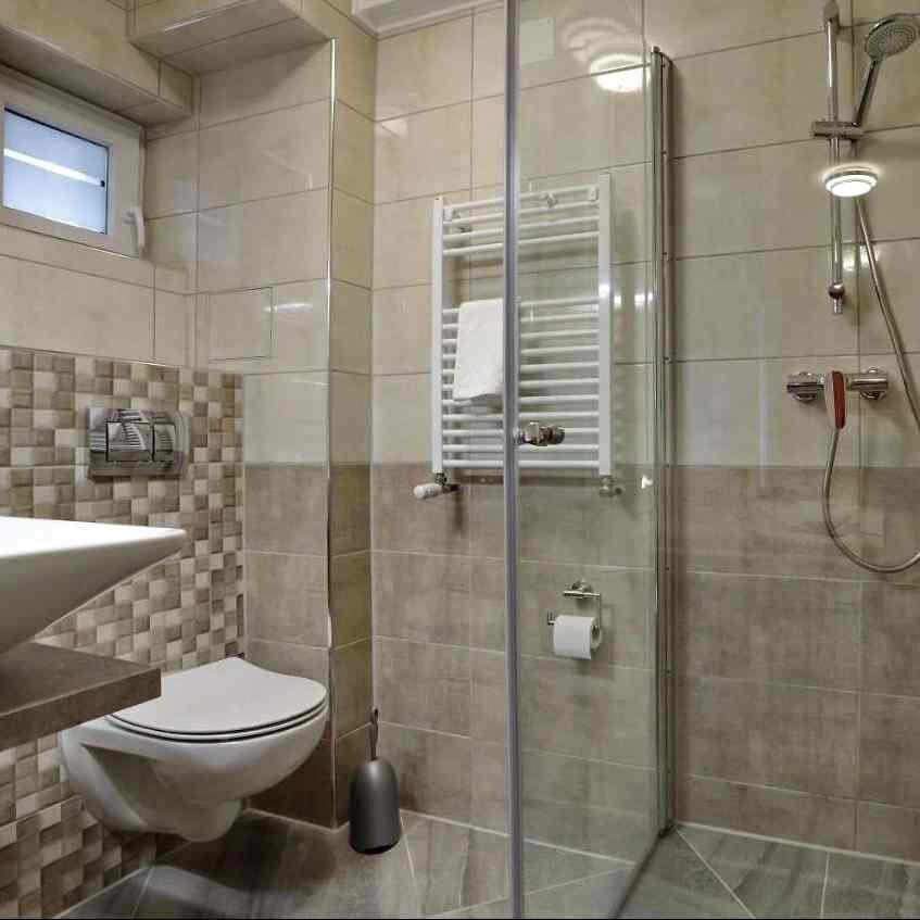 Modernisiertes Badezimmer mit bodengleicher Dusche