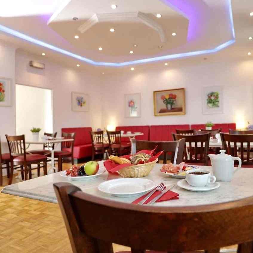 Frühstücksraum des Hotel am Park mit gedeckten Tischen