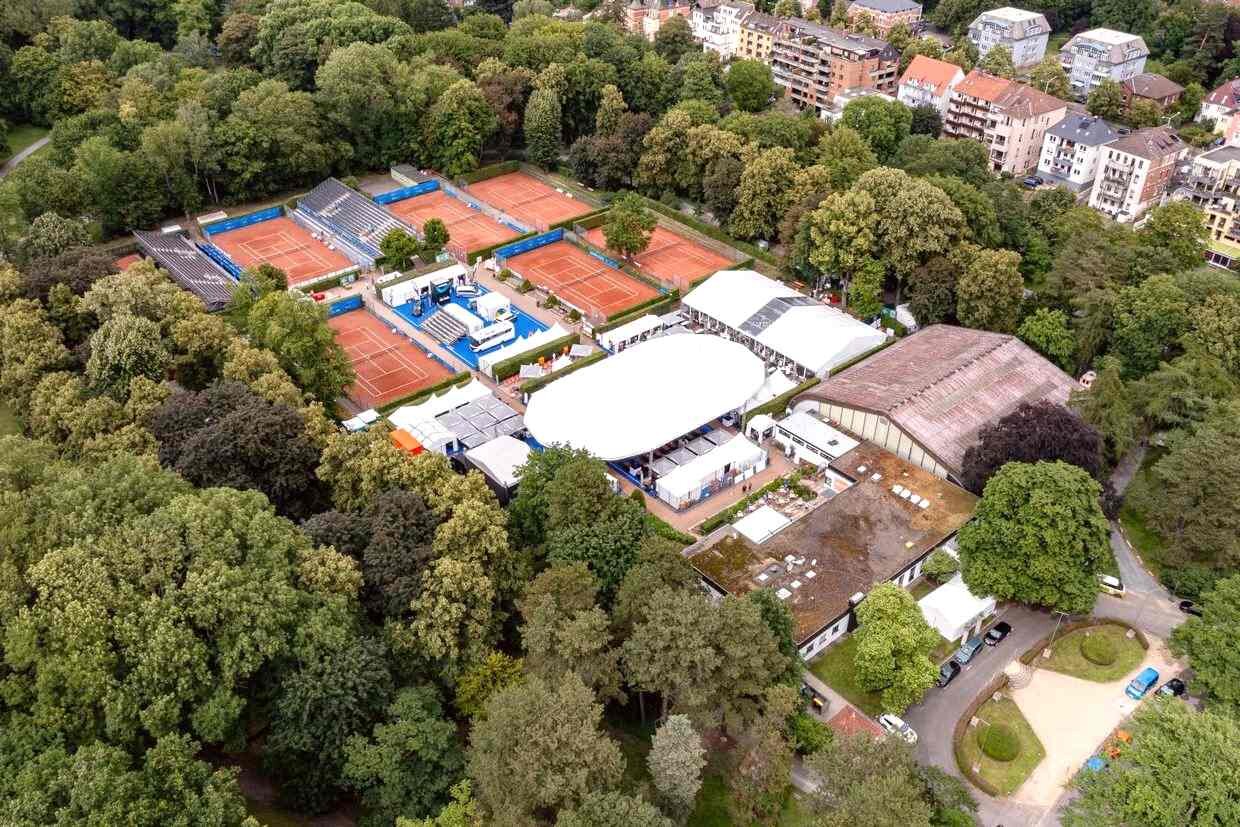 Luftbild der Tennisanlage im Bürgerpark Braunschweig mit Veranstaltungszelt