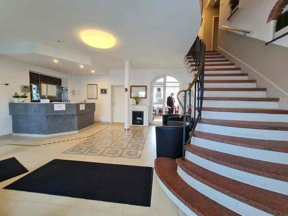 Rezeption des Hotel am Park mit geschwungener Treppe