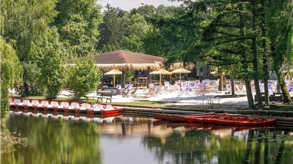 Strandbar an der Oker mit Tretbooten und Liegestühlen