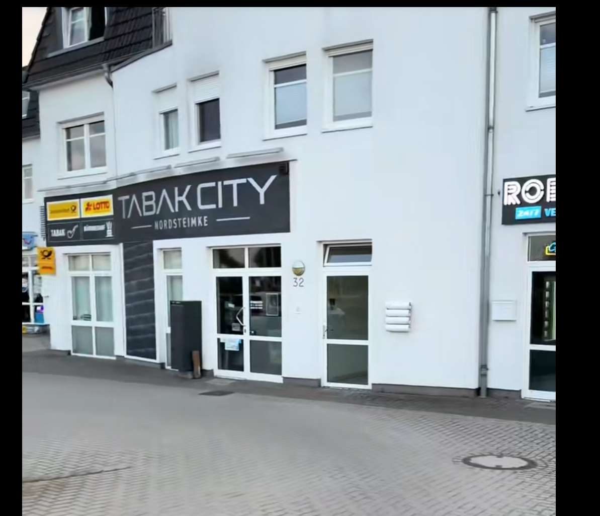 Ladenzeile der Passage mit Schaufenstern