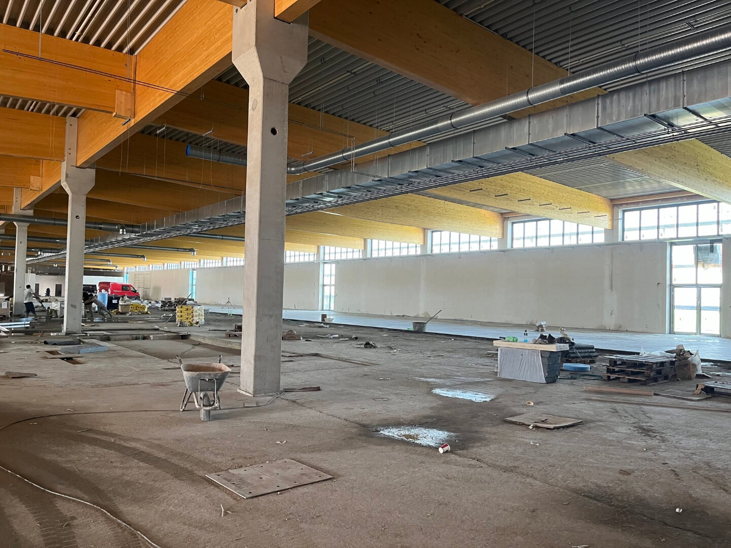 Rohbau einer Halle mit Betonst&uuml;tzen und Holzdecke