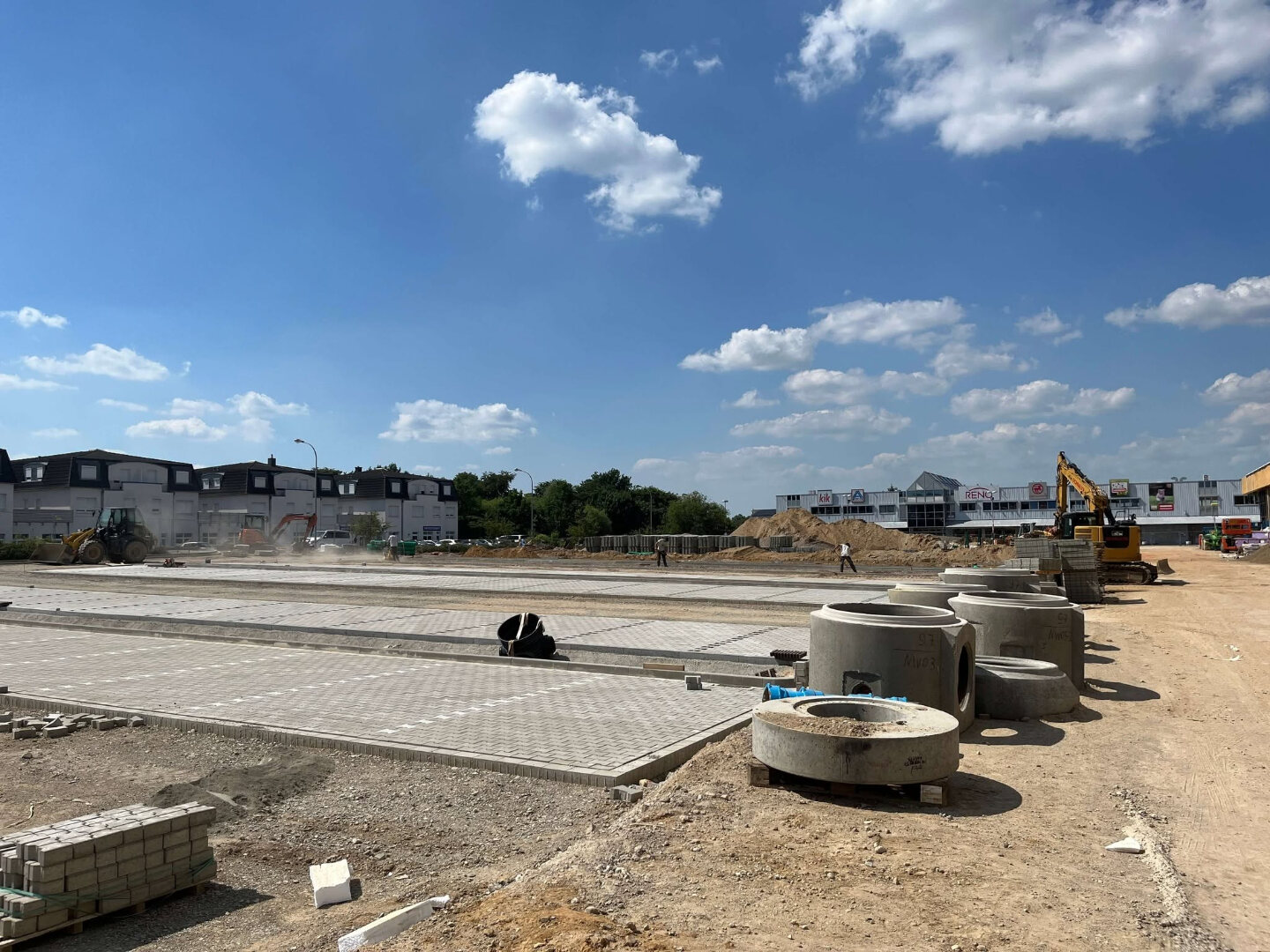 Baufeld des neuen Marktkauf mit verdichtetem Planum
