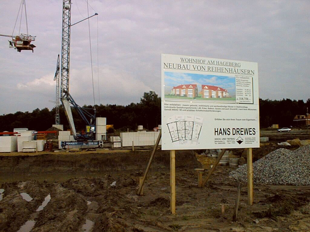 Bauschild Wohnhof am Hageberg auf der Baustelle mit Kran im Hintergrund