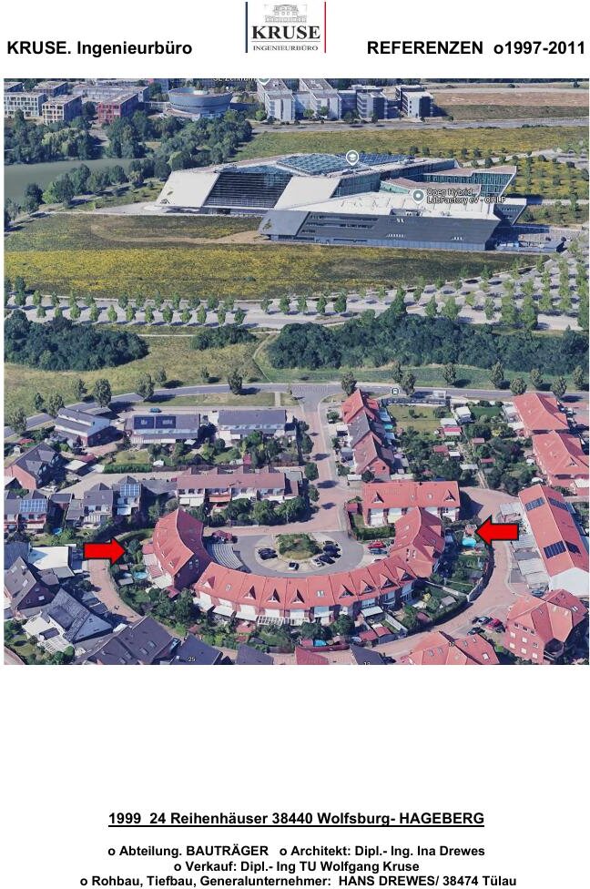 Luftbild des Wohnhofs am Hageberg mit gebogener Reihenhauszeile