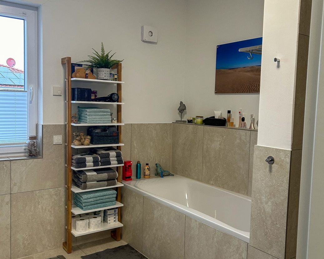 Bad mit Wanne und Holzregal, Originalfoto