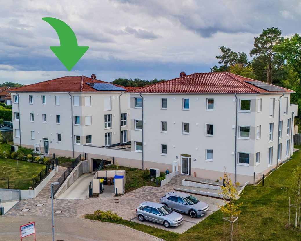 Mehrfamilienhaus mit Markierungspfeil auf das Penthouse, Originalfoto