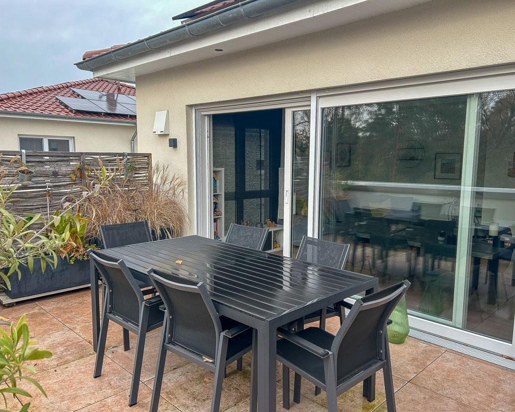 Dachterrasse mit schwarzem Gartentisch, Originalfoto