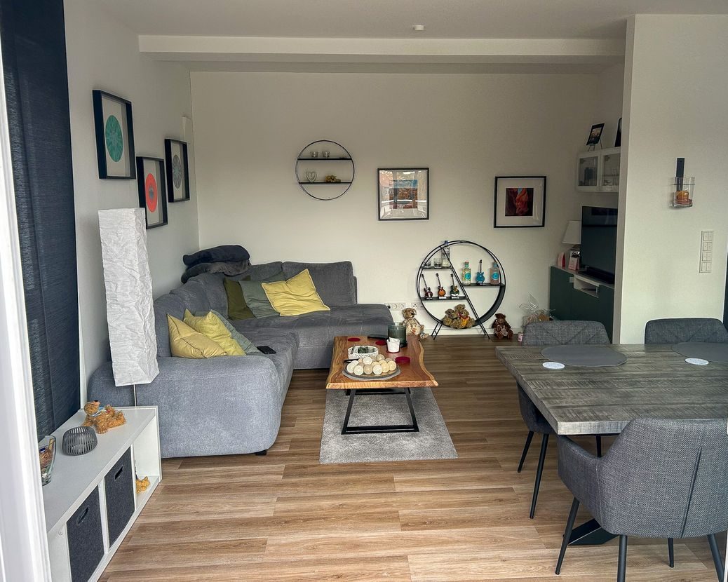 Wohnzimmer mit grauer Couch, Originalfoto